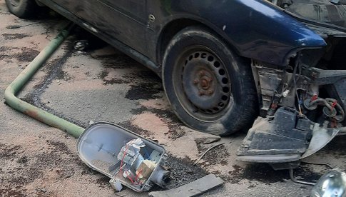Pijany kierowca audi uderzył w latarnię w Niemczy