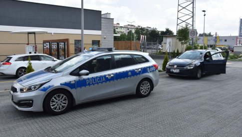 Uszkodzenie pojazdu na Piastowskiej w Dzierżoniowie