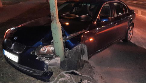 Pijany kierowca bmw uderzył w latarnię