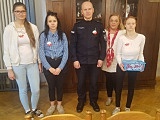 Młodzież obdarowała zastępcę Komendanta Powiatowego Policji kotylionem