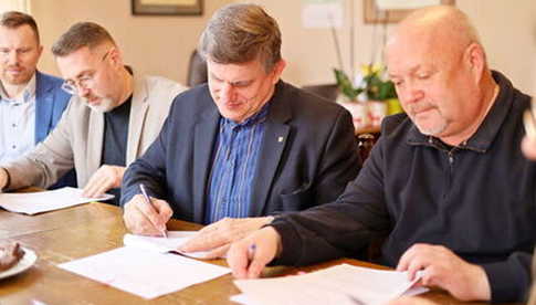 [FOTO] Podpisano umowę na przebudowę drogi w Mrowinach