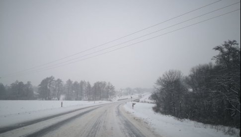 Kolejny ranek z trudnymi warunkami na drogach powiatu ząbkowickiego