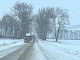 Sypnęło śniegiem, trudne warunki na drogach