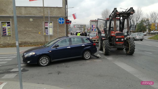 Zderzenie ciągnika z fiatem w Dzierżoniowie