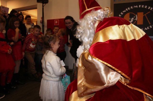 Pieszyce: spektakl mikołajkowy i wizyta św. Mikołaja