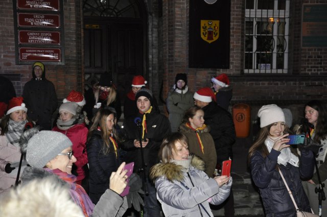 Rozświetlenie choinki przy ratuszu w Niemczy