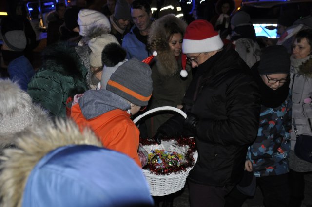 Rozświetlenie choinki przy ratuszu w Niemczy