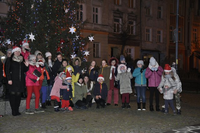 Rozświetlenie choinki przy ratuszu w Niemczy