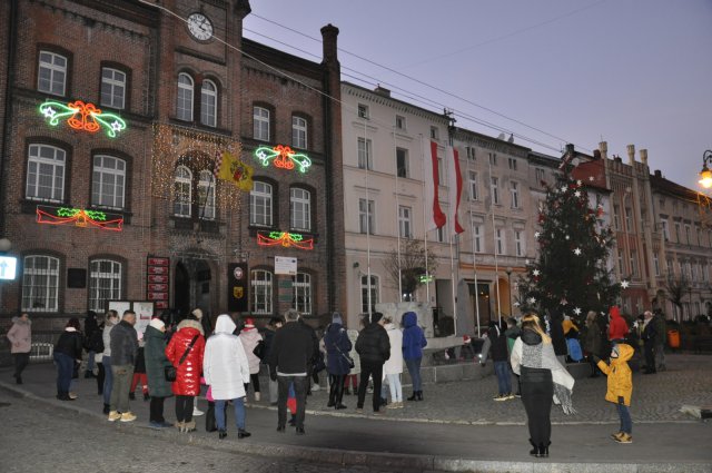 Rozświetlenie choinki przy ratuszu w Niemczy