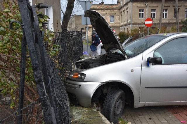 Wypadł z zakrętu i wjechał w ogrodzenie