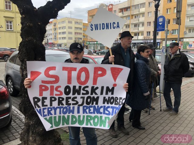 Protest pod biurem poselskim Michała Dworczyka