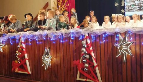 Przedszkolaki z „Akacjowego Wzgórza” kolędują w GOKBiS w Łagiewnikach