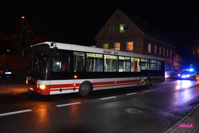 Zderzenie fiata z autobusem linii 21 w Pieszycach