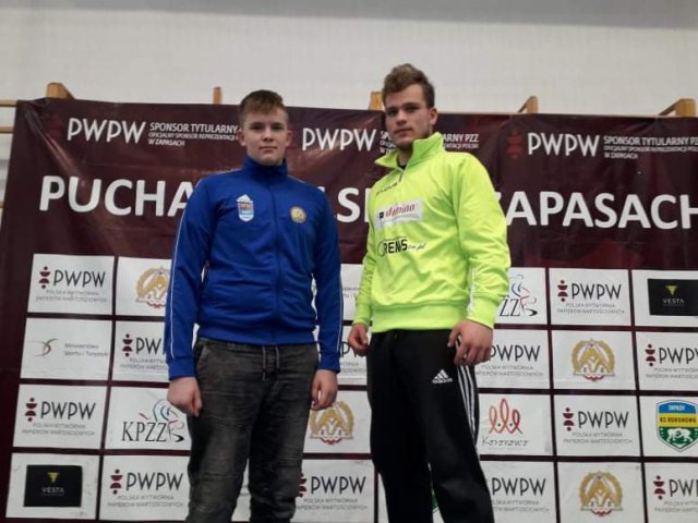 JUNIOR Dzierżoniów na półmetku