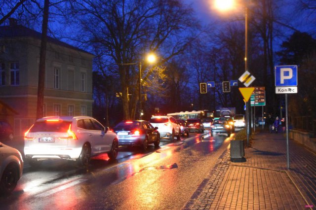 Ciężarówką uszkodził sygnalizację świetlną w Dzierżoniowie