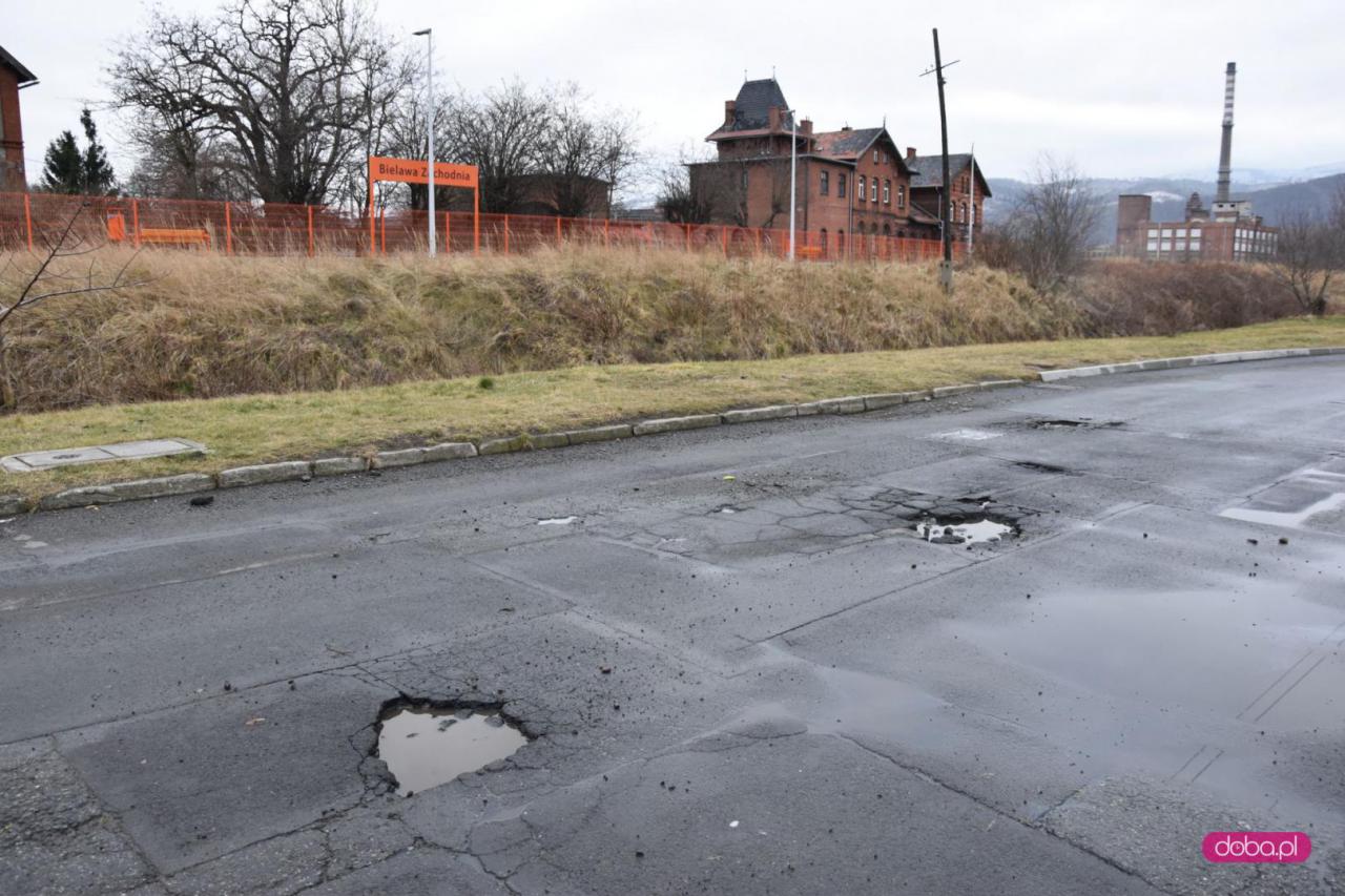 Dziury w drodze jak kratery przy stacji kolejowej w Bielawie