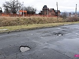 Dziury w drodze jak kratery przy stacji kolejowej w Bielawie