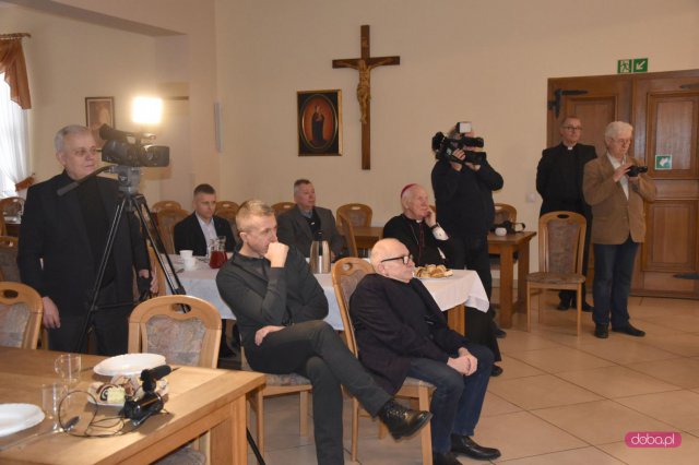 Spotkanie biskupa Deca z dziennikarzami w Świdnicy