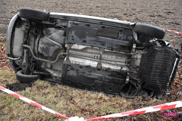 Seatem wypadła z drogi w Nowiźnie