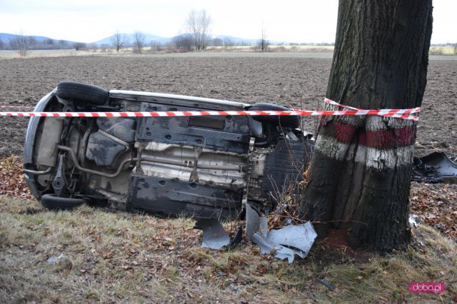 Seatem wypadła z drogi w Nowiźnie