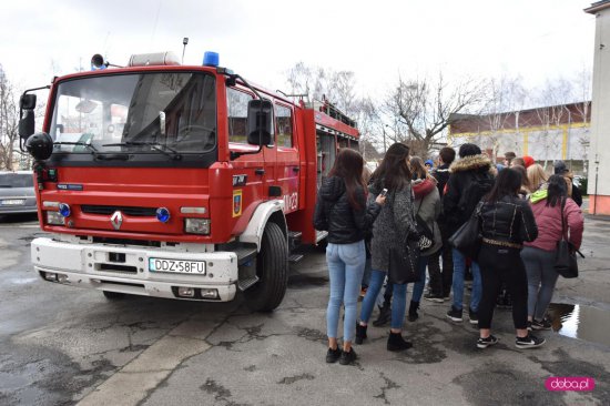 Lekcja bezpieczeństwa u strażaków