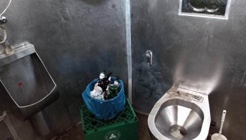 Smród, brud i kupa śmieci w Bielawie