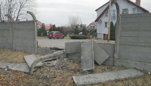 Zniszczone ogrodzenie stadionu w Pieszycach