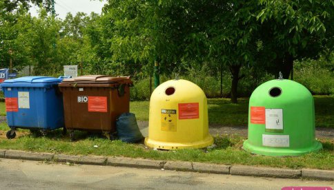Mieszkańcy Bielawy wściekli na władze miasta za śmieci