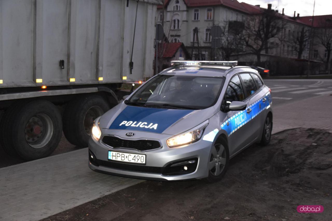 Zderzenie ciężarówki z osobówką w Dzierżoniowie