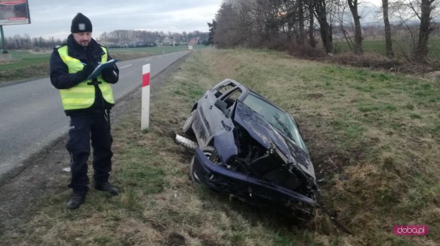 Volkswagen wypadł z drogi Dzierżoniów - Świdnica