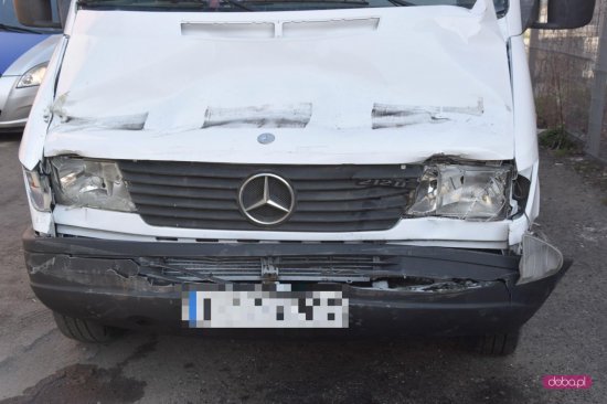 Zderzenie samochodu dostawczego z ciężarowym