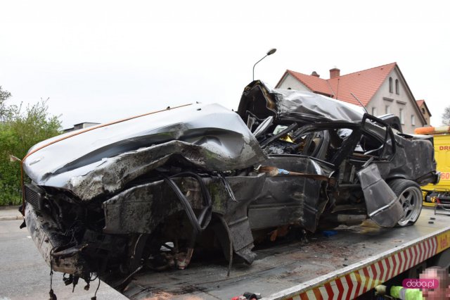 BMW uderzyło w budynek. Zginęła młoda kobieta!