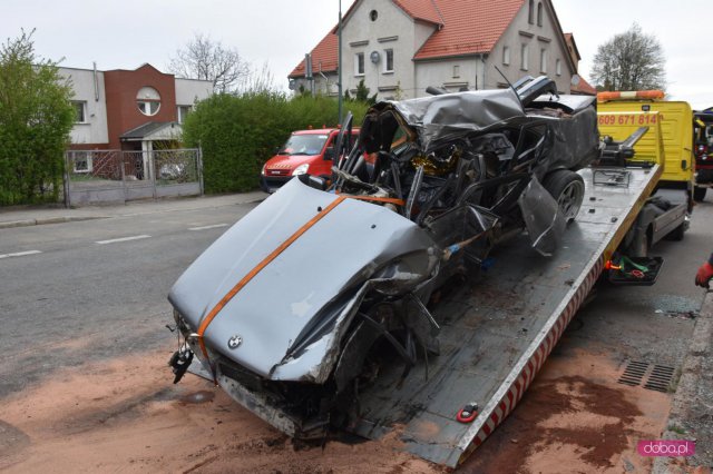 BMW uderzyło w budynek. Zginęła młoda kobieta!