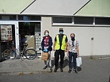 Straż Miejska z wolontariuszami z hufca rozdaje maseczki