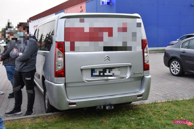 Zderzenie pojazdów na parkingu Tesco