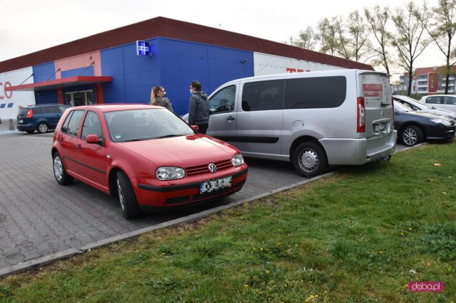 Zderzenie pojazdów na parkingu Tesco