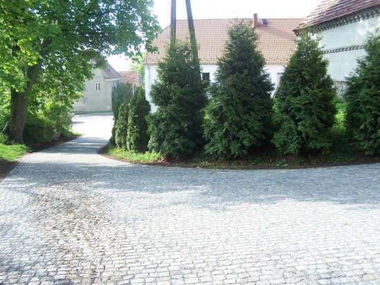 Zakończył się kolejny etap modernizacji drogi prowadzącej na cmentarz i do kościoła w Kiełczynie. Zadanie polegało na wyrównaniu powierzchni drogi poprzez podniesienie zapadlisk oraz ułożeniu kostki granitowej na powierzchni ok. 300 m2.  Łączny koszt inwe