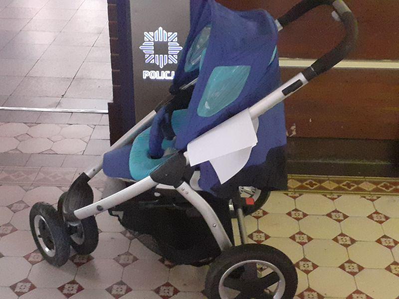 Znaleziono wózek dziecięcy – policja czeka na właściciela