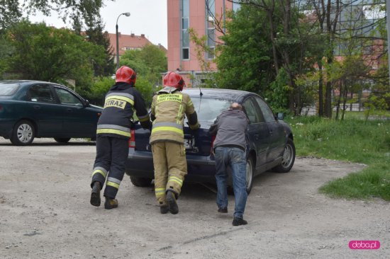 Pożar auta w Dzierżoniowie