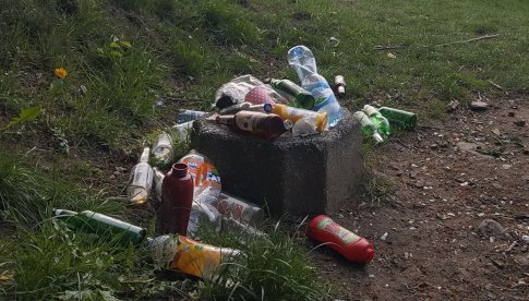 Śmieci na Górze Parkowej w Bielawie