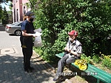 Dzierżoniowscy strażnicy rozdawali seniorom maseczki i ostrzegali przed oszustami