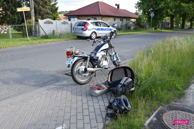 Zdarzenie drogowe z udziałem lawety i motocyklisty w Bielawie