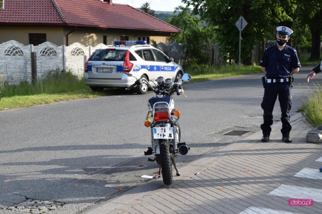 Zdarzenie drogowe z udziałem lawety i motocyklisty w Bielawie