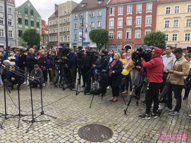 Konferencja Szymona Hołowni