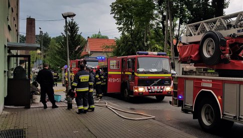 Zwarcie nielegalnej instalacji prawdopodobną przyczyną pożaru w bloku w Pieszycach?