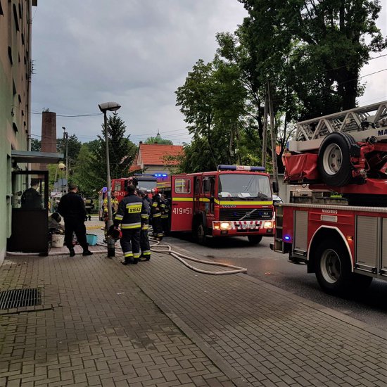 Zwarcie nielegalnej instalacji prawdopodobną przyczyną pożaru w bloku w Pieszycach?