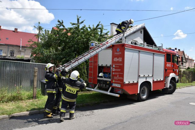 Biegły sądowy z zakresu pożarnictwa w spalonym domu w Pieszycach