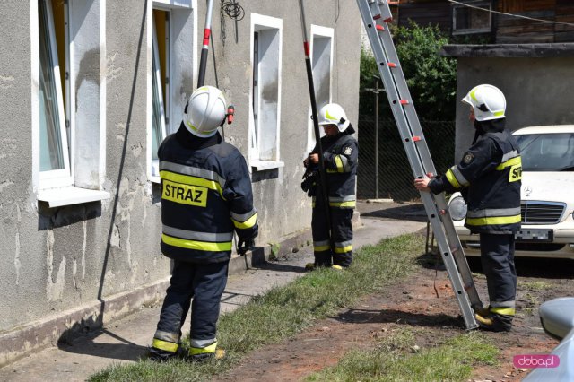 Biegły sądowy z zakresu pożarnictwa w spalonym domu w Pieszycach