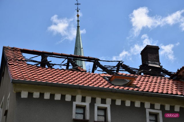 Biegły sądowy z zakresu pożarnictwa w spalonym domu w Pieszycach