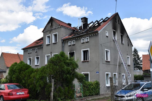 Biegły sądowy z zakresu pożarnictwa w spalonym domu w Pieszycach
